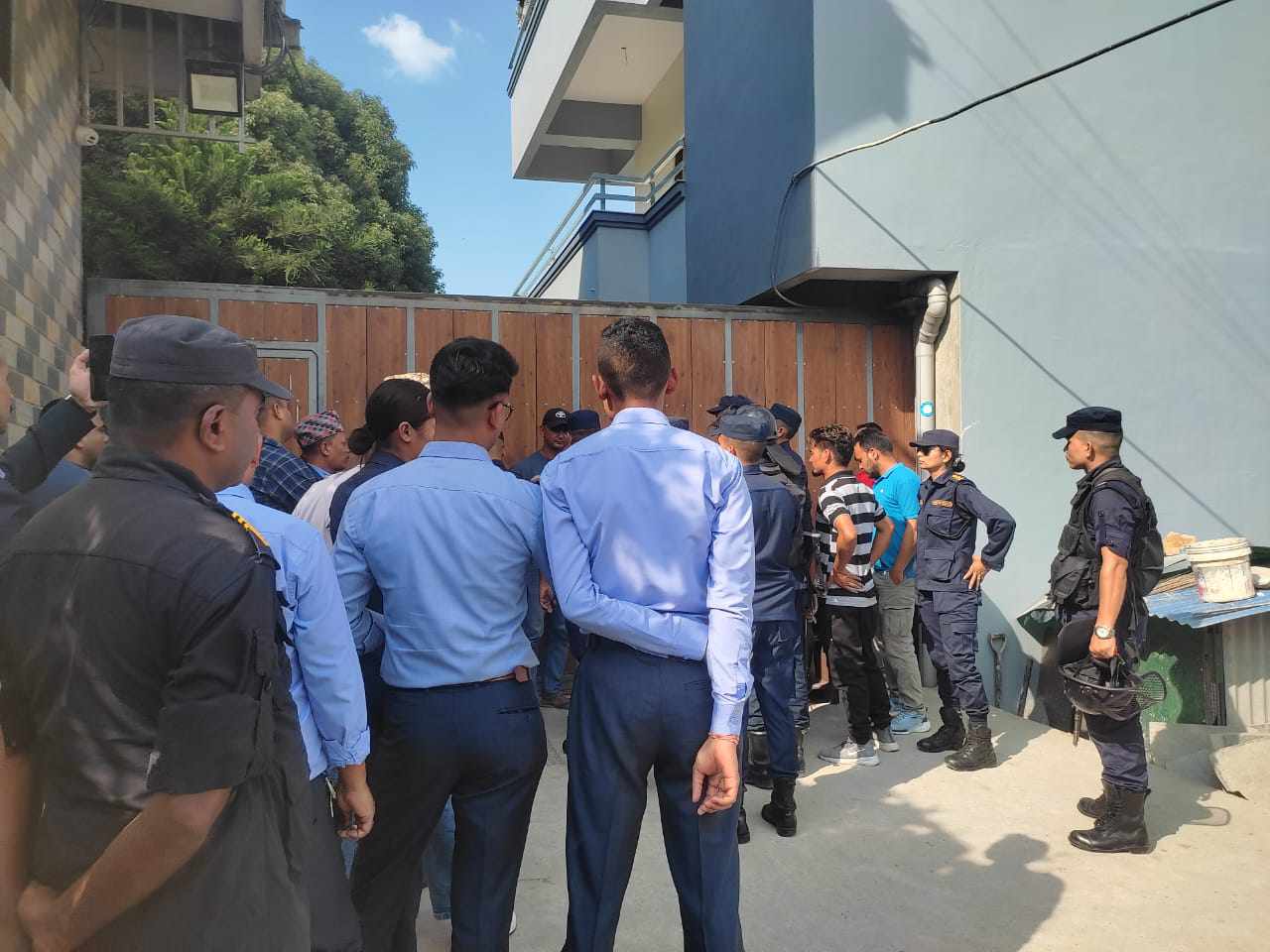 भाइरलम्यान तथा मेडिकल व्यवसायी दुर्गा प्रसाईंविरुद्ध पक्राउ पुर्जी जारी भएपछि प्रहरीले निगरानी बढाएको छ