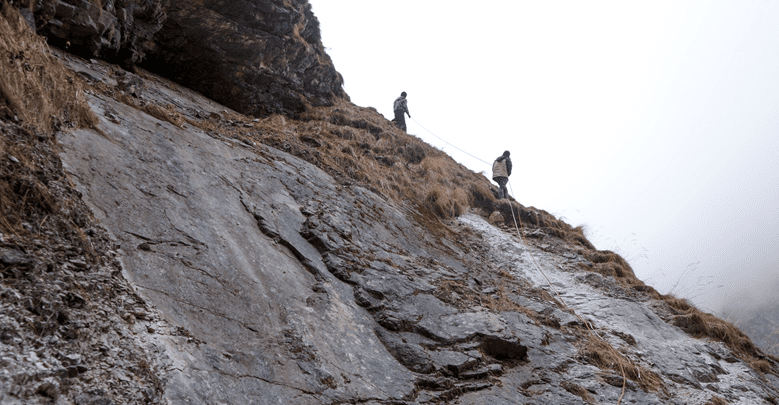 म्याग्दीको धौलागिरि आधार शिविरमा पदमार्ग नहुँदा डोरीमा झुन्डिएर यात्रा गर्नुपर्ने बाध्यता