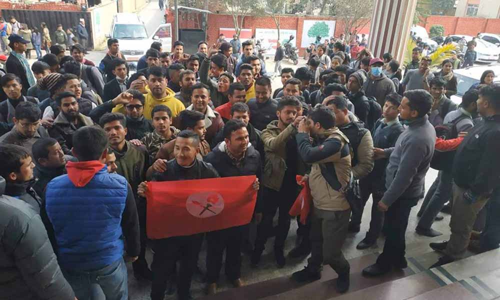 नेविसंघमा असन्तुष्टि चुलियो महाधिवेशनको माग गर्दै कांग्रेस कार्यालयमा प्रदर्शन
