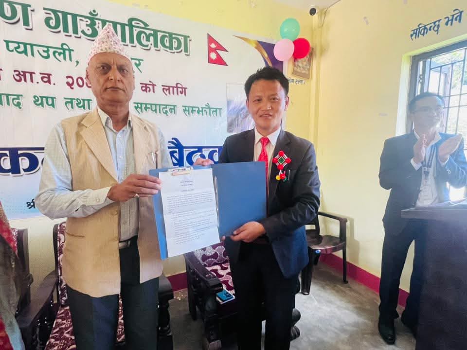 अरुण गाउँपालिकामा कर्मचारीको सेवा करार म्याद थप तथा कार्यसम्पादन सम्झौता सम्पन्न