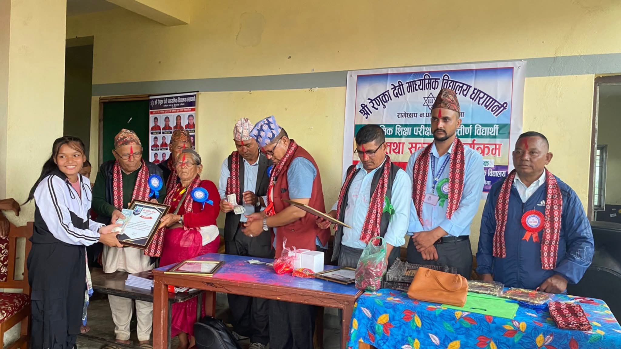 एसईईमा उतिर्ण १९ जनालाई प्रदिप श्रेष्ठले दिए ९५ हजार पुरस्का